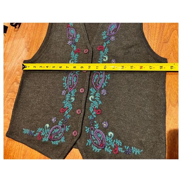 VTG LUCIA Embroidered Gray Vest, Floral Blue Purple, Button, V-neck, Wool Blend - Picture 5 of 8